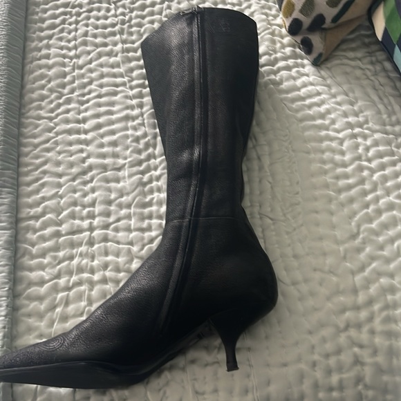 Very attractive looking Prada black boots size 38. Notice design in leather. - Picture 11 of 13
